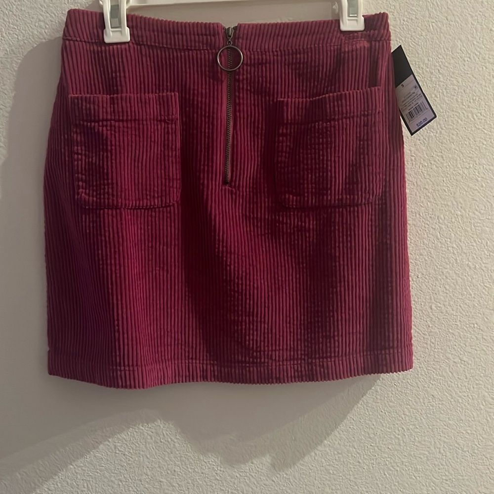 Cute zip up Barbie pink skirt!